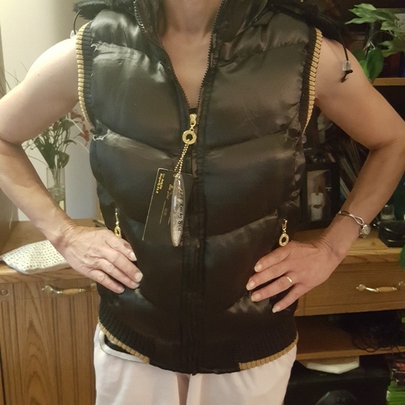 LAST 2! JUNIORS Black Puffer Vest - Picture 8 of 8